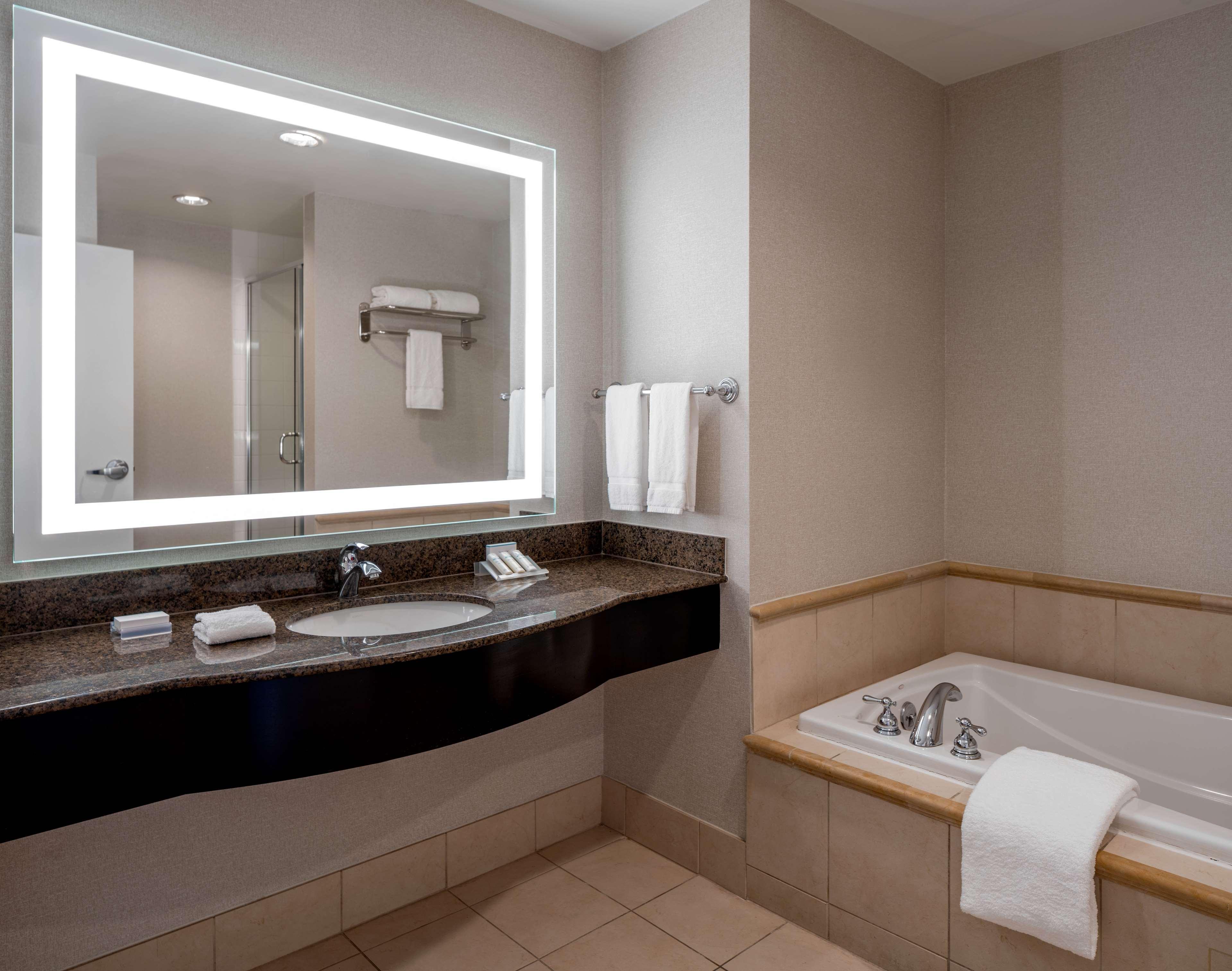 Hilton Garden Inn Jackson Downtown Екстериор снимка