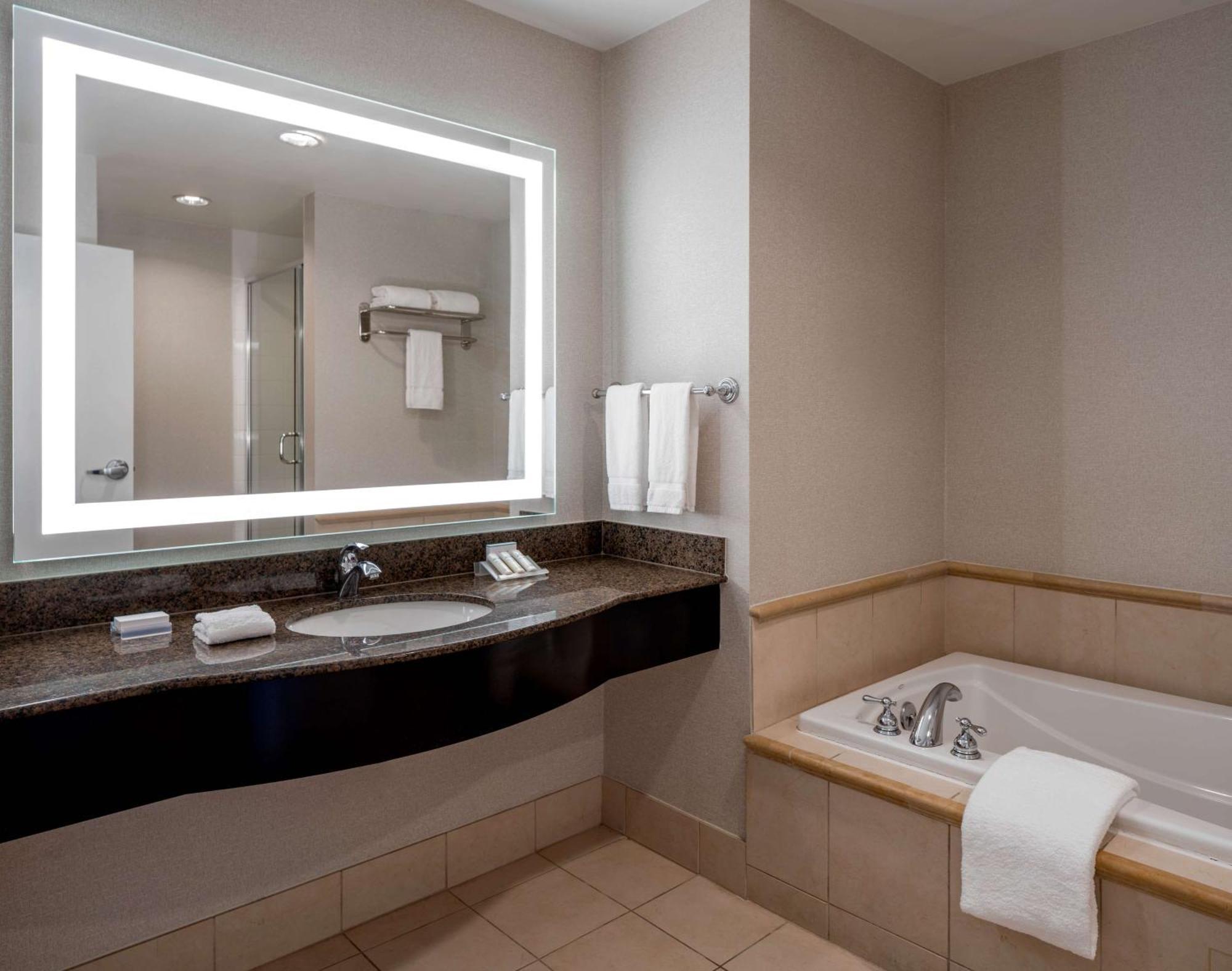 Hilton Garden Inn Jackson Downtown Екстериор снимка